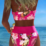 Bikini mit auffälligem Blumenmuster und seitlichem Schlitz