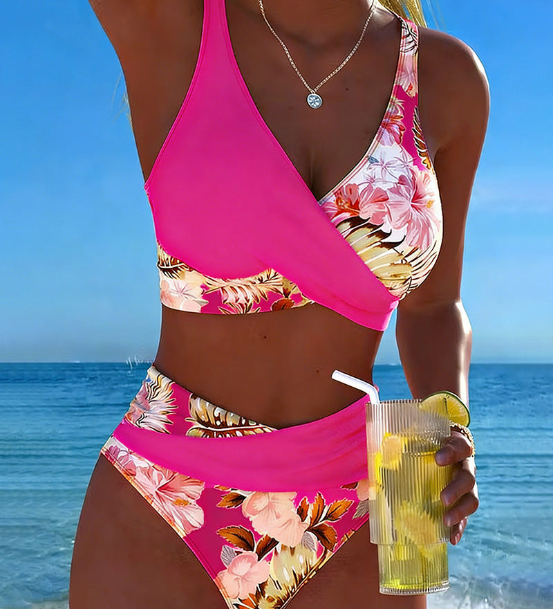 Bikini mit auffälligem Blumenmuster und seitlichem Schlitz
