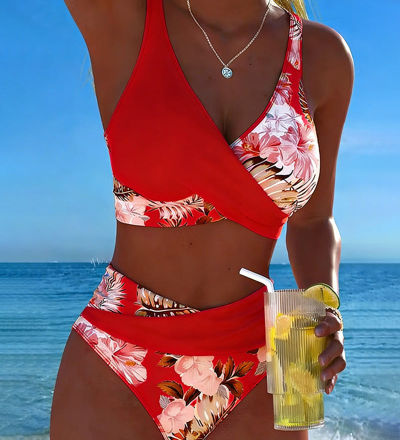Bikini mit auffälligem Blumenmuster und seitlichem Schlitz