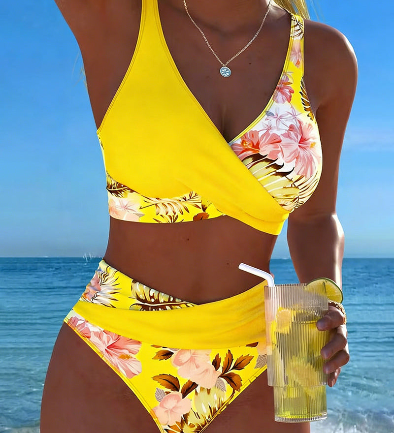 Bikini mit auffälligem Blumenmuster und seitlichem Schlitz