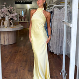ZEYNEP | Elegantes Satin-Maxikleid mit Halter-Ausschnitt
