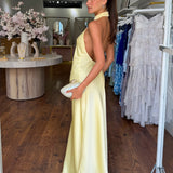 ZEYNEP | Elegantes Satin-Maxikleid mit Halter-Ausschnitt