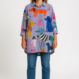 Lange Damenbluse mit verspieltem Hundeprint
